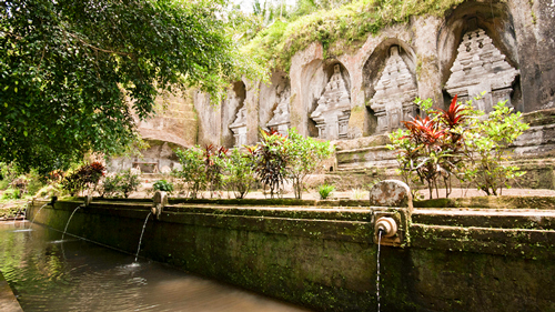 Schreine am Becken des Pura Tirta Empul - (Foto: ©Tuomas_Lehtinen/istock.com) 