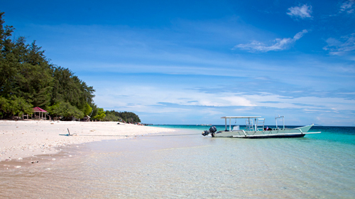 Traditionelles Boot am Strand von Gili Meno - (Foto: ©Nisangha/istock.com)