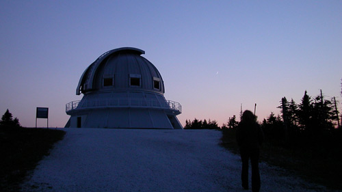 Das Mont-Mégantic-Teleskop im Dämmerlicht - (Foto: ©krushzzz/istock.com)