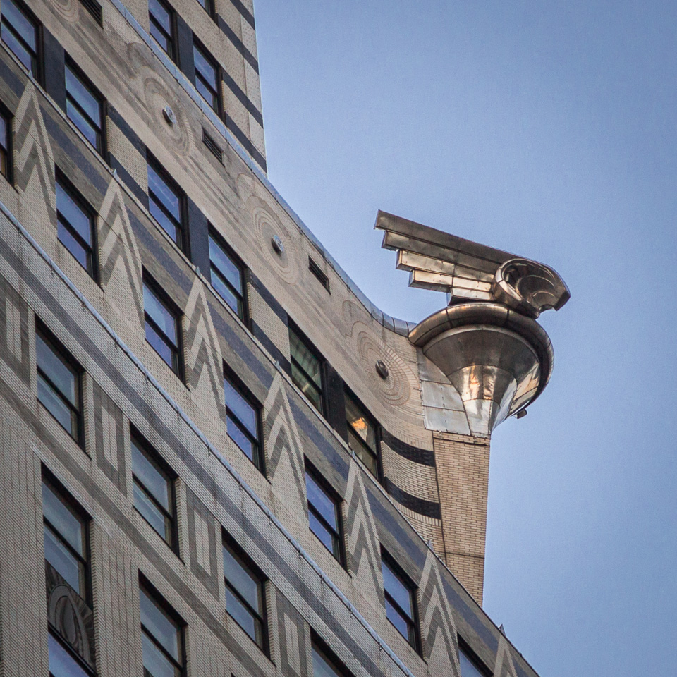 Auf den Ecken des Gebäudes sitzen silberne Flügel - (Foto: Stephan Goldmann)