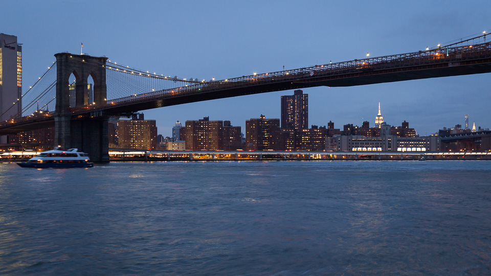 Unter der Brookly Bridge herrscht noch reger Schiffsverkehr - (Foto: Stephan Goldmann)