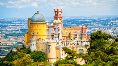 Der Pena-Palast bei Sintra - (Foto: ©JoseIgnacioSoto/iStock.com)