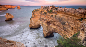 Felsbögen nahe Praia da Marinha  - (Foto: ©amarquesphotography/iStock.com)