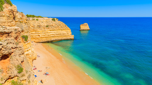 Der Marinha Strand - (Foto: ©pkazmierczak/iStock.com)