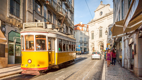 Die Linie 28 der Tram in Lissabon - (Foto: ©Farbregas Hareluya/Shutterstock Royalty Free)