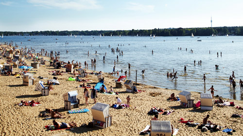 Ein Strand am Wannsee - (Foto: ©Mark Read/LP TRAVELLER MAGAZINE COLLECTION)