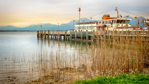 Ein Passagierschiff am Chiemsee - (Foto: ©devnenski/istock.com)