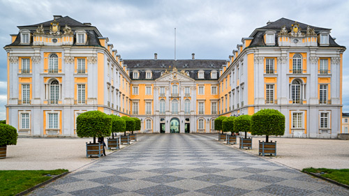Eingang zum Palast Augustusburg in Brühl bei Köln - (Foto: ©bernsmann/istock.com) 
