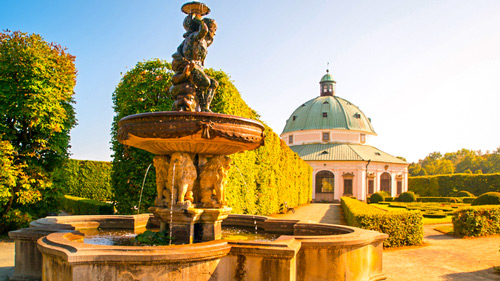 Garten mit Brunnen und Barock-Rotunda in Kromeriz - (Foto: ©PytyCzech/istock.com) 