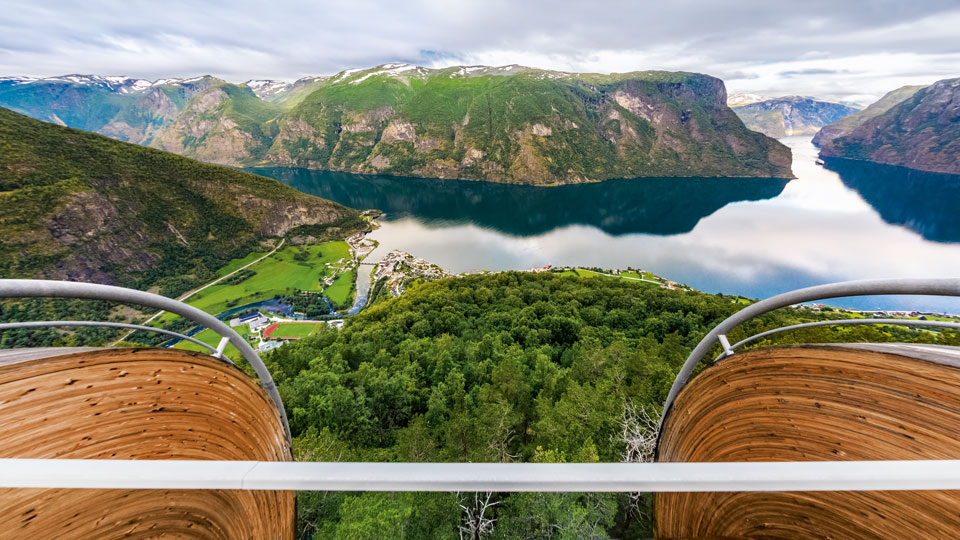 Die Aussicht über den Aurlandfjord ist ein bisschen wie fliegen - (Foto: ©DuMont Bildarchiv, Udo Bernhart)