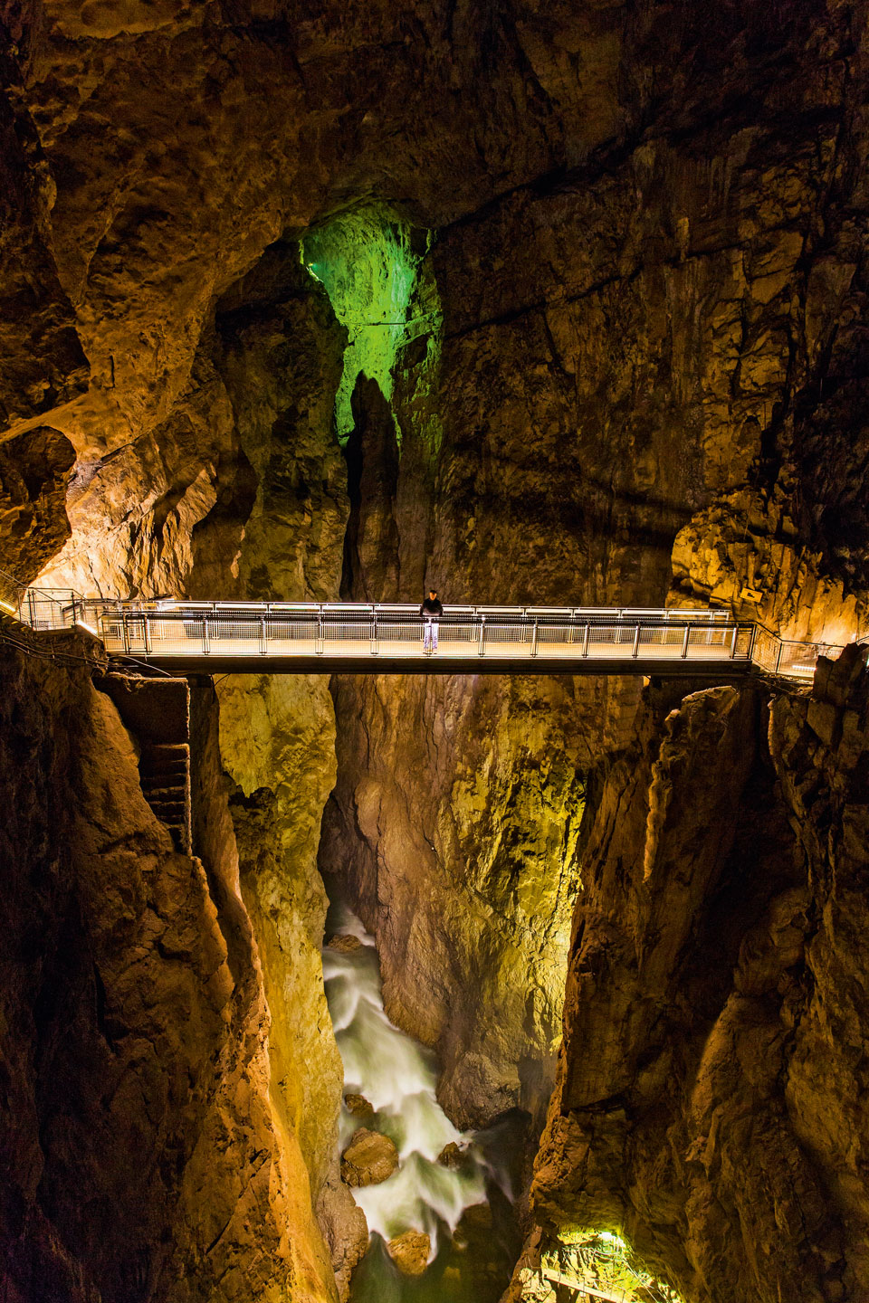 Hochgefühle tief unten: in den spektakulären Höhlen von Škocjan gibt’s viel zu entdecken - Foto: (©DuMont Bildarchiv, Frank Heuer)