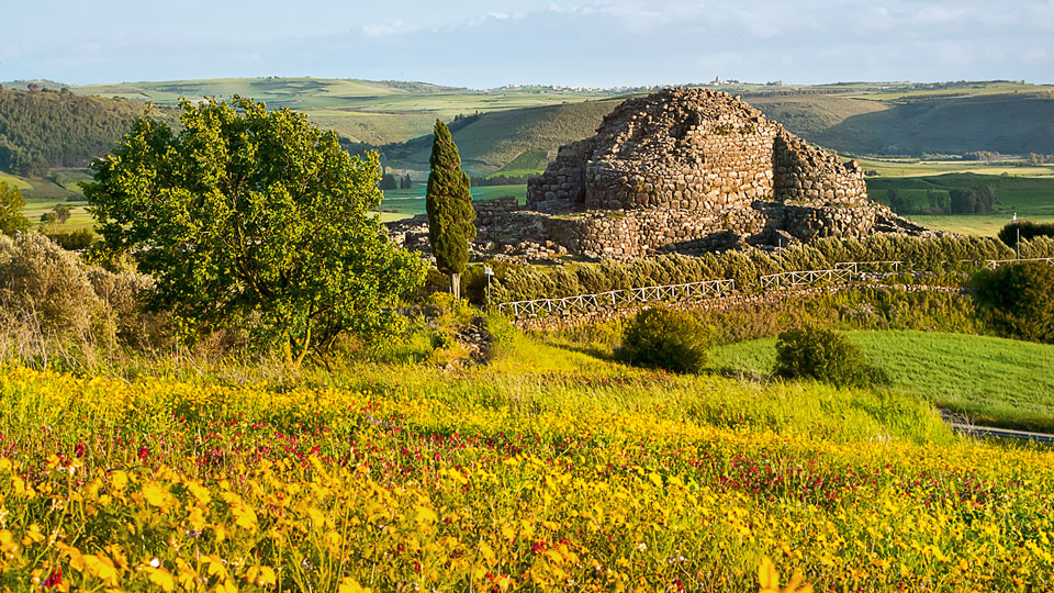 In malerischer Umgebung: Sardiniens prähistorische Bauten sind geheimnisumwittert - (Foto: ©DuMont Bildarchiv, Christina & Toni Anzenberger-Fink)