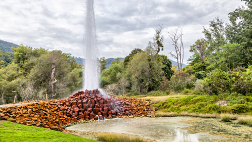 Der Andernach Geysir bricht aus - (foto: ©bbsferrari/istock.com) Der Andernach Geysir bricht aus - (foto: ©bbsferrari/istock.com)