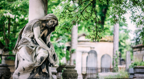 Statue einer trauernden Frau - (Foto: ©Carolin Voelker/Getty Royalty Free)