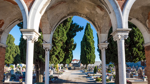 Ein Torbogen auf der Friedhofsinsel von Venedig - (Foto: ValerioMei/iStock.com)