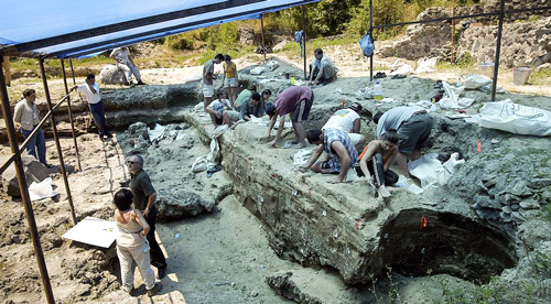 Ausgrabung bei Dmanissi - (Foto: By Georgian National Museum [GFDL (http://www.gnu.org/copyleft/fdl.html) or CC-BY-SA-3.0 (http://creativecommons.org/licenses/by-sa/3.0/)], via Wikimedia Commons)