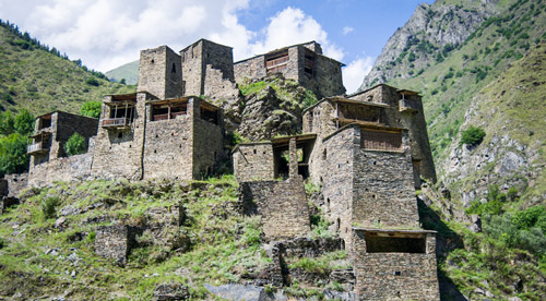 Das Bergdorf Schatili - (Foto: ©IgorDymov/istock.com)