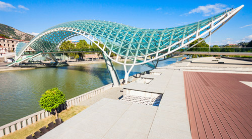 Die Friedensbrücke in Tiflis - (Foto: ©saiko3p/istock.com)