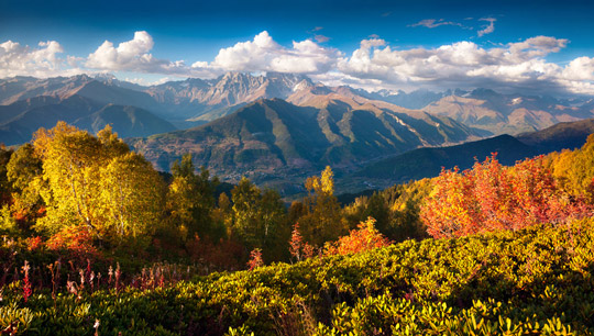 Der Kaukasus Georgiens im Herbst - (Foto: ©Schchara/istock.com) 