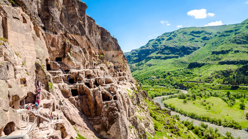 Die Stadt Wardzia und das Tal der Kura - (Foto: ©gmstockstudio/Shutterstock Royalty Free)