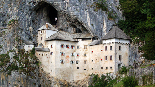 Die Burg Predjama in Slowenien - (Foto: ©morenosoppelsa/istock.com)