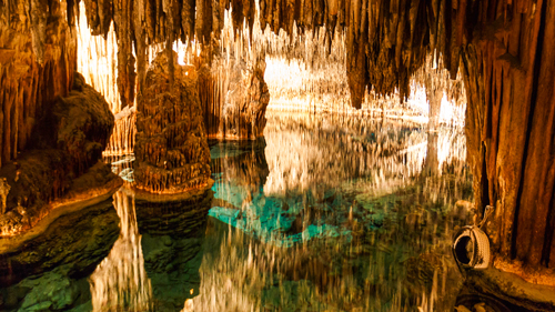 Drachenhöhlen mit Spiegelbild im Wasser - (Foto: ©castenoid/istock.com) 