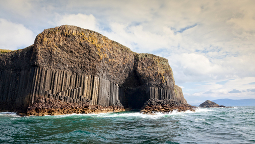Eingang zur Fingal's Cave - (Foto: ©spumador/istock.com) 