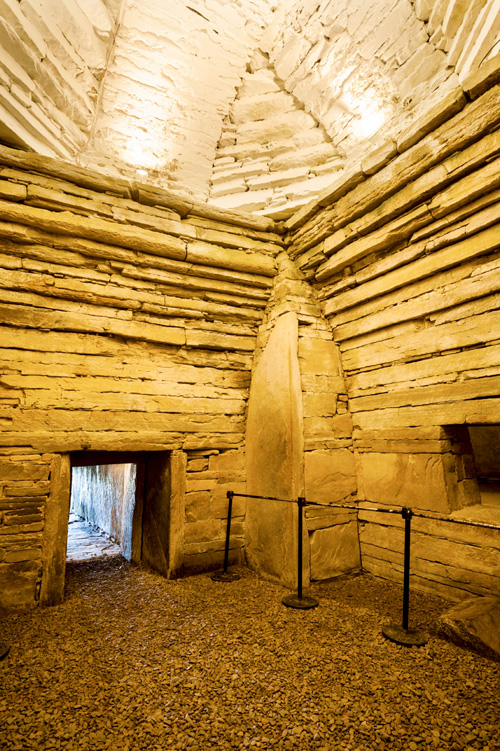 Im Inneren von Maes Howe - (Foto: ©Justin Foulkes/LP TRAVELLER MAGAZINE COLLECTION)