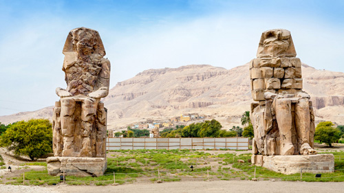 Die Memnon-Kolosse nahe dem Tal der Könige stellen beide Pharao Amenhotep III. dar - (Foto: ©Arsty/istock.com) 
