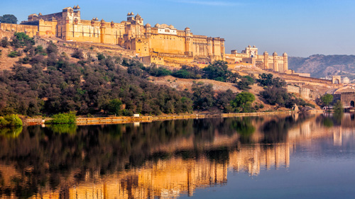 Der Amber Palace spiegelt sich im See darunter - (Foto: ©f9photos/istock.com) 