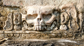 "Vorsicht, Tempel des Todes", sagt diese Verzierung an einem Tempel in Palenque - (Foto: ©Maggie Royle/istock.com)