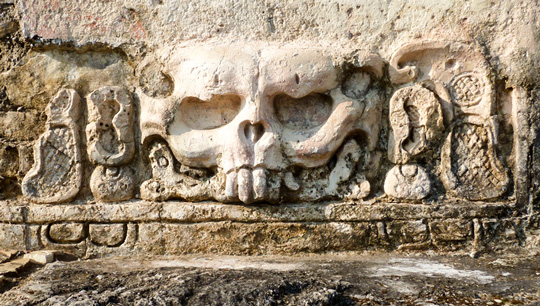 "Vorsicht, Tempel des Todes", sagt diese Verzierung an einem Tempel in Palenque - (Foto: ©Maggie Royle/istock.com)