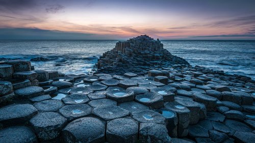 Basalt Säulen im Meer am Giants Causeway, Nordirland - (Foto: ©Greg Sinclair/500px Royalty Free)