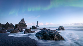 Strand von Vik unter Nordlichtern - (Foto: ©Natapong Supalertsophon/Getty Royalty Free)