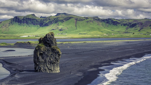 Schwarzer Sand am Strand von Vik in Island - (Foto: ©marchello74/Shutterstock Royalty Free)