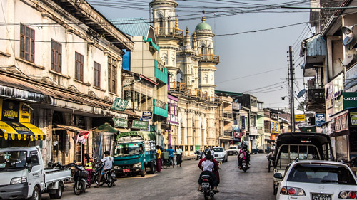 Die Hauptstraße von Mawlamyaing mit der Moschee im Hintergrund - (Foto: ©anandoart/istock.com)