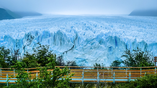 Der Laufsteg am Perito Moreno Gletscher - (Foto: © Matt Munro/LP TRAVELLER MAGAZINE COLLECTION)