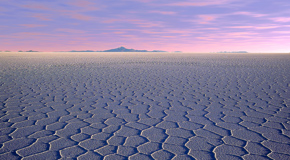 Salar de Uyuni bei Sonnenuntergang - (Foto: © Sergio Pessolano/Getty Royalty Free)