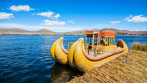 Ein Totora-Boot an einer Schilfinsel auf dem Titicaca See - (Foto: © saiko3p/Getty Royalty Free)