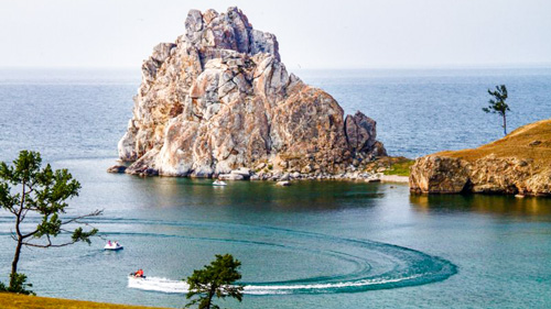 Ufer des Baikalsee - (Foto: ©Elena Grigorieva/BEAUTIFUL WORLD COLLECTION)