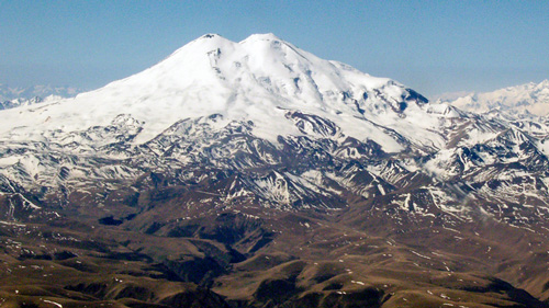 Der Elbrus aus der Luft - (Foto: ©marlenka/iStock.com)
