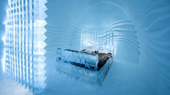 Ein Schlafzimmer im Icehotel - (Eye Suite by Nicolas Triboulot & Cédric Alizard. Foto: © Asaf Kliger)