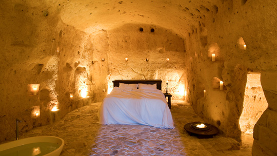 Ein Schlafzimmer in der Grotte - (Foto: © sextantio.it)