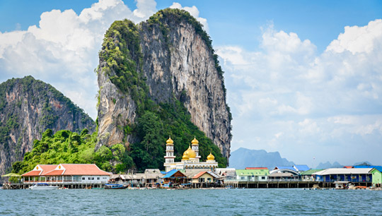 Koh Panyi in Thailand aus der Ferne - (Foto: yongkiet/iStock.com)
