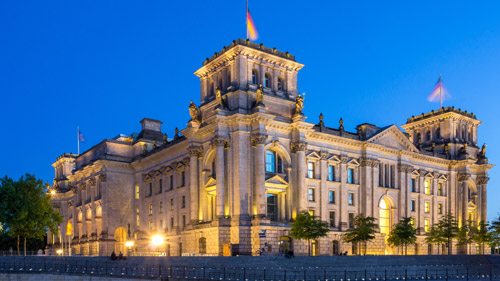 Der Deutsche Reichstag am Abend - (Foto: ©Westend61/Getty Royalty Free) 