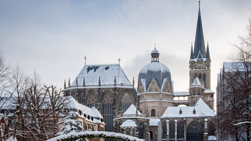 Der Aachener Dom im Winter - (Foto: ©JaimePharr/istock.com) 