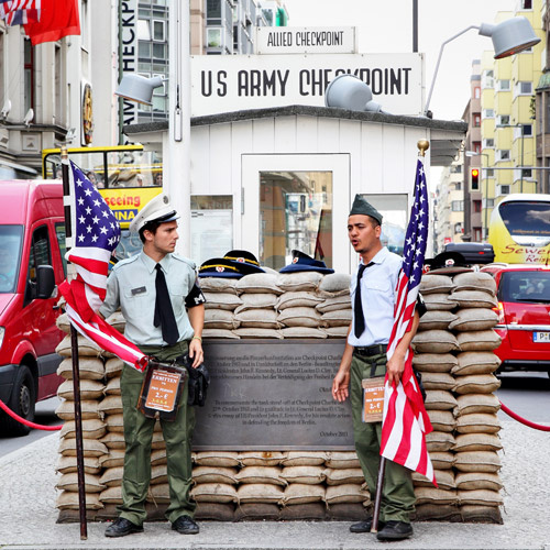 Der Checkpoint Charlie symbolisiert die Teilung der Hauptstadt - (Foto: ©Roman Sigaev/Shutterstock Royalty Free) 