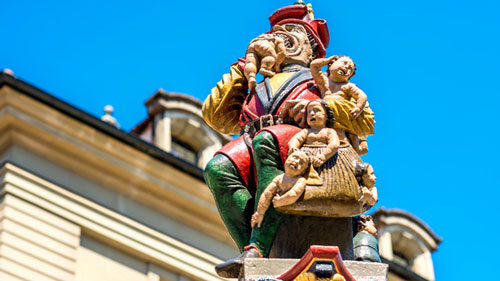 Der Kindlifresserbrunnen in Bern - (Foto: ©iStock.com/RossHelen)