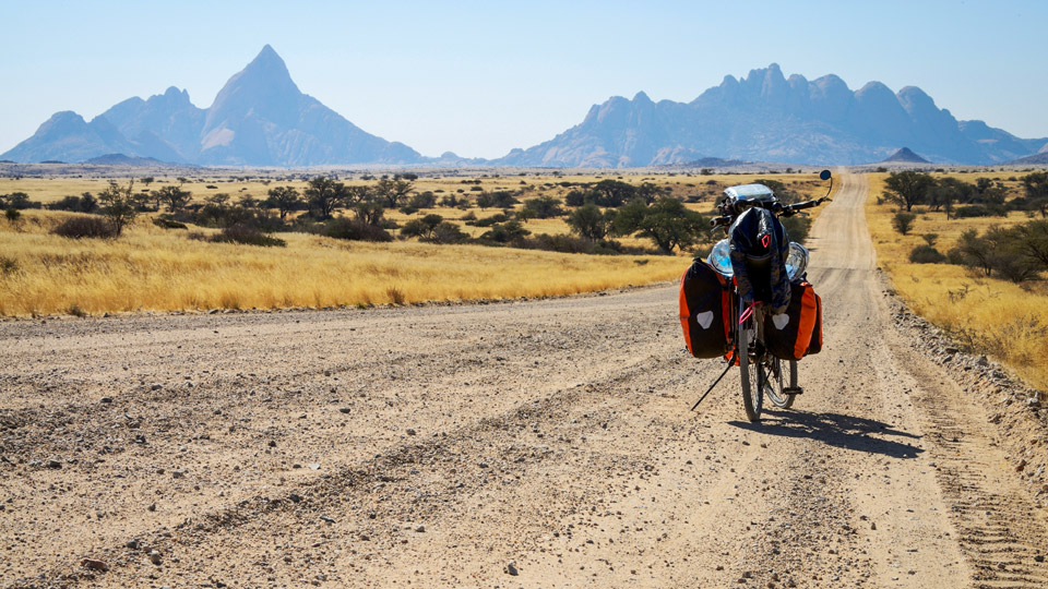 Sich beim Radeln durch die namibische Landschaft mit der Natur verbunden fühlen - (Foto:©Travel_Nerd/Getty Images)