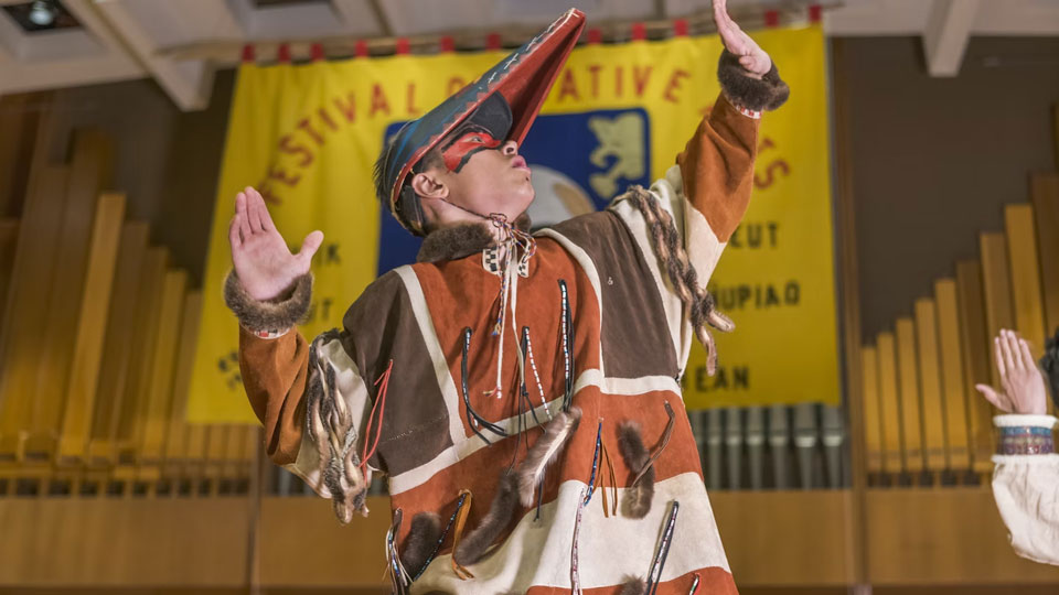 Auf dem jährlichen Festival of Native Arts lässt sich die Kultur der Ureinwohner Alaskas am besten kennenlernen  - (Foto: © Patrick J Endres / Getty Images)